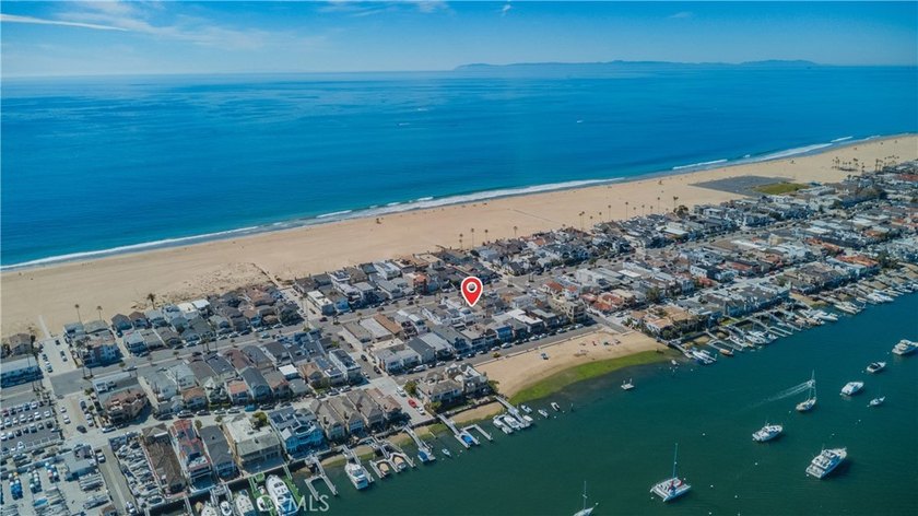 Ideally situated on the coveted Peninsula of Newport Beach, this - Beach Townhome/Townhouse for sale in Newport Beach, California on Beachhouse.com