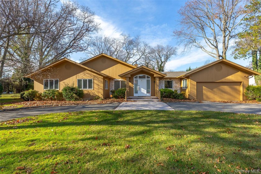 LAKE SUCCESS PRIME MEADOW WOODS LOCATION! CIRCULAR DRIVEWAY! - Beach Home for sale in Great Neck, New York on Beachhouse.com