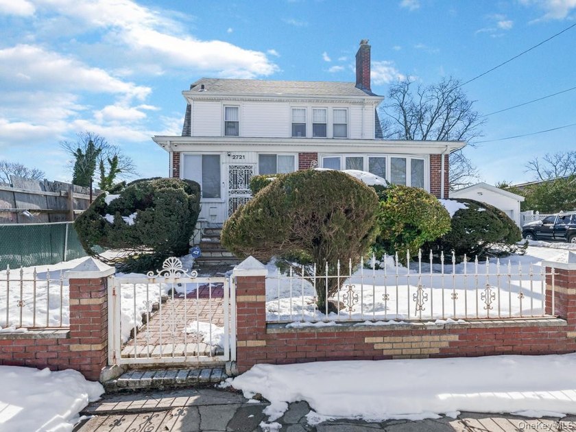 Nestled in the desirable Bayswater section of Far Rockaway, this - Beach Home for sale in Far Rockaway, New York on Beachhouse.com