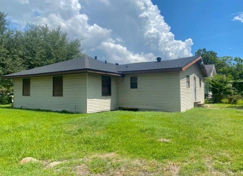 ***INVESTOR OPPORTUNITY*** 3 bed/2 bath home is a great - Beach Home for sale in Port Arthur, Texas on Beachhouse.com