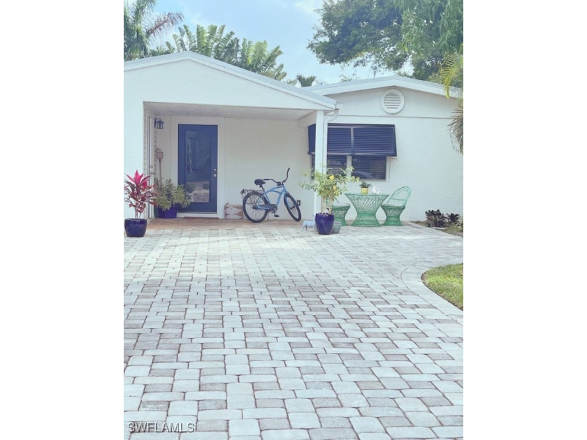 Lake Park Location! Close to beautiful beaches and 5th ave - Beach Home for sale in Naples, Florida on Beachhouse.com