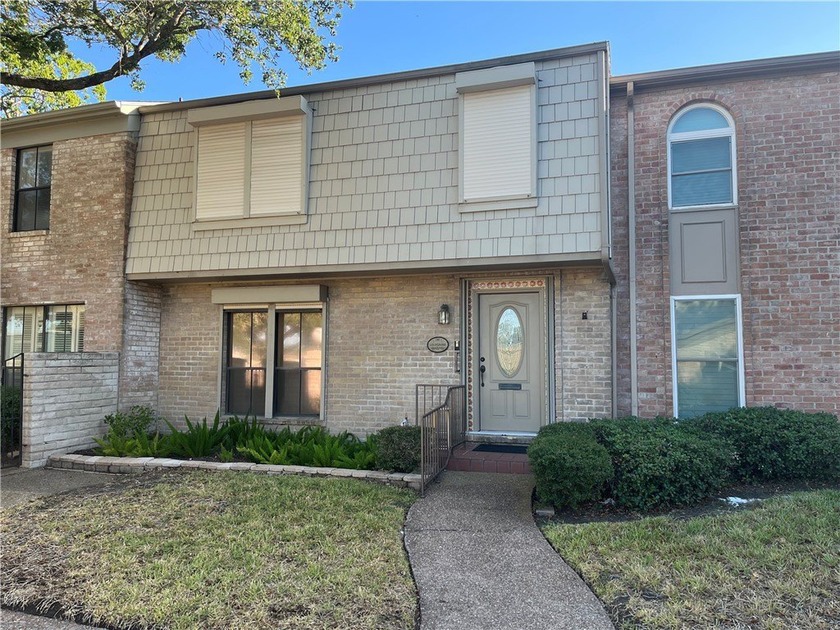 Prestigious Country CLub TOWNHOME! Feauturing a monitored gated - Beach Townhome/Townhouse for sale in Corpus Christi, Texas on Beachhouse.com