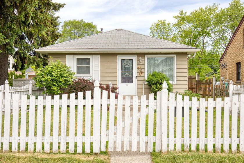 Welcome home to 632 Park Avenue! A cute white picket fence - Beach Home for sale in South Milwaukee, Wisconsin on Beachhouse.com