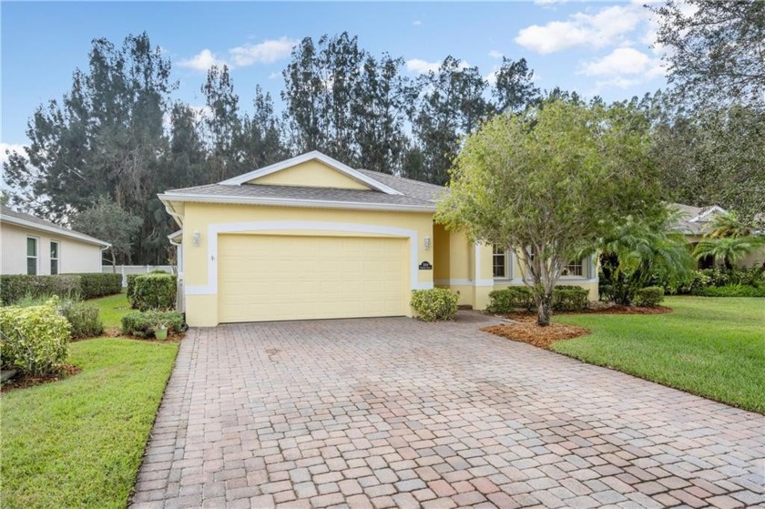 Sought after Trillium .Immaculate CBK, 3/2/2 with Den. Ready to - Beach Home for sale in Vero Beach, Florida on Beachhouse.com