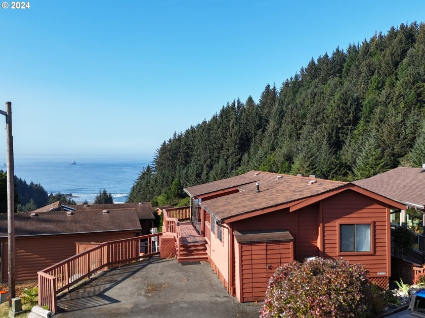 Nestled in the heart of the stunning Oregon coast, this charming - Beach Home for sale in Brookings, Oregon on Beachhouse.com