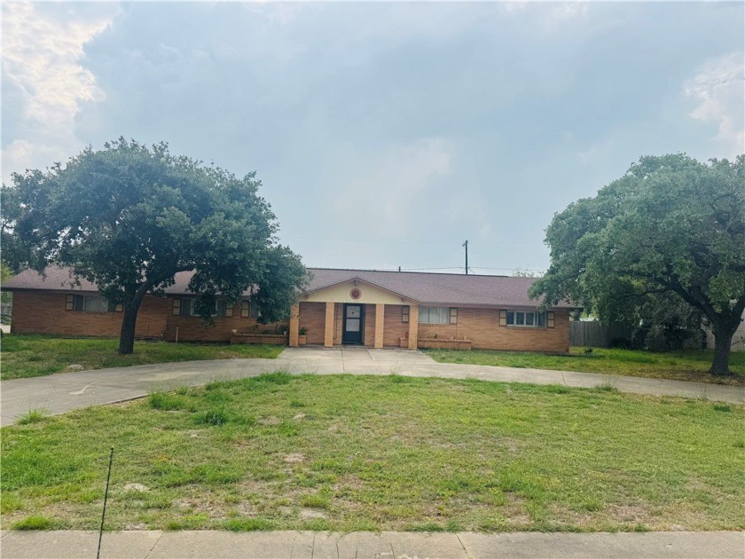 Charming 3-Bedroom, 2-Bath Home on expansive lot nestled on a - Beach Home for sale in Aransas Pass, Texas on Beachhouse.com