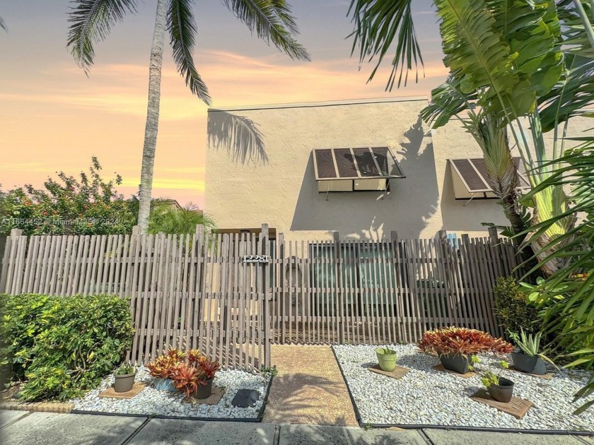 WELCOME TO FLAMINGO VILLAS ! THIS BEAUTIFUL 3-BED, 2.5-BATH END - Beach Townhome/Townhouse for sale in Pembroke Pines, Florida on Beachhouse.com