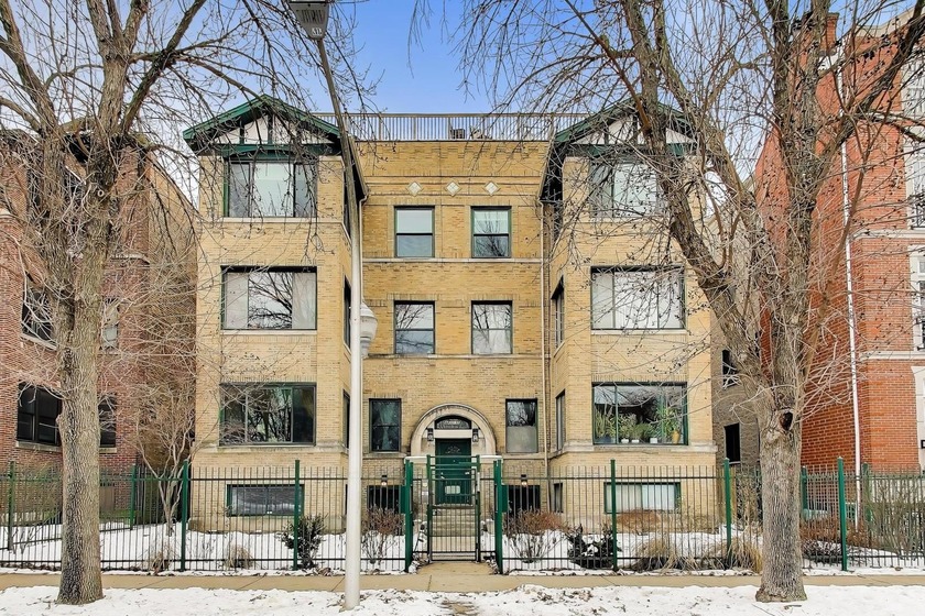 Bright and charming 2 bedroom, 2 bath English garden condo - Beach Condo for sale in Chicago, Illinois on Beachhouse.com