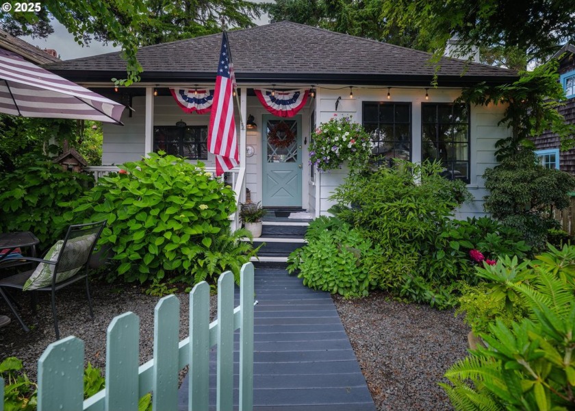 Absolutely charming and updated throughout, this darling 1948 - Beach Home for sale in Gearhart, Oregon on Beachhouse.com