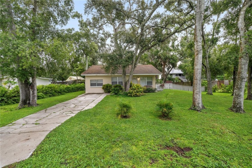 PRICE REDUCED!!! Charming and move-in ready! This adorable home - Beach Home for sale in Sarasota, Florida on Beachhouse.com