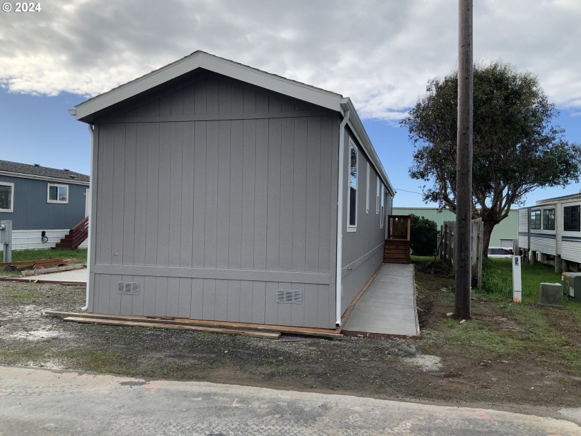 Brand New Single Wide, 2 bedrooms and 2 baths. Vinyl plank style - Beach Home for sale in Gold Beach, Oregon on Beachhouse.com