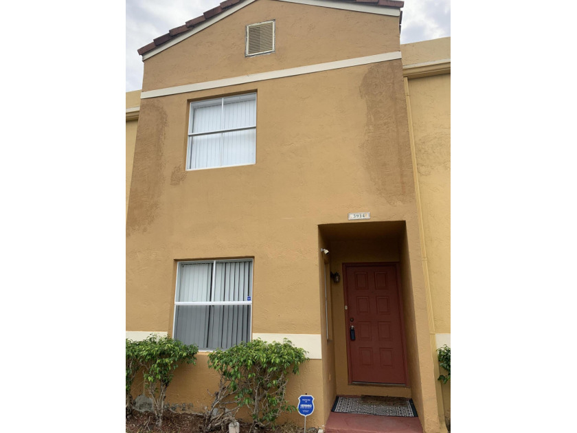 Well located and maintain townhome with 2 bedrooms and 1.5 - Beach Townhome/Townhouse for sale in Sunrise, Florida on Beachhouse.com