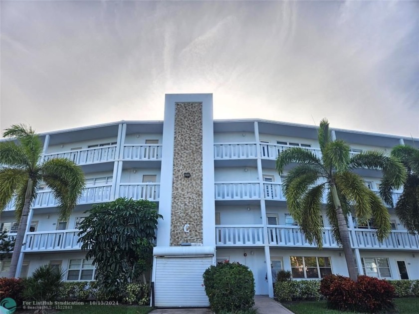 This charming 1 bedroom, 1.5 bathroom residence in Century - Beach Condo for sale in Deerfield Beach, Florida on Beachhouse.com