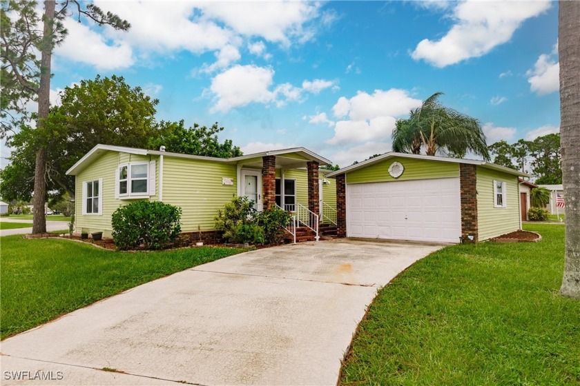 2 BR, 2 Bath Home in Pine Lakes CC, roof 2 yrs, A/C 8 yrs - Beach Home for sale in North Fort Myers, Florida on Beachhouse.com