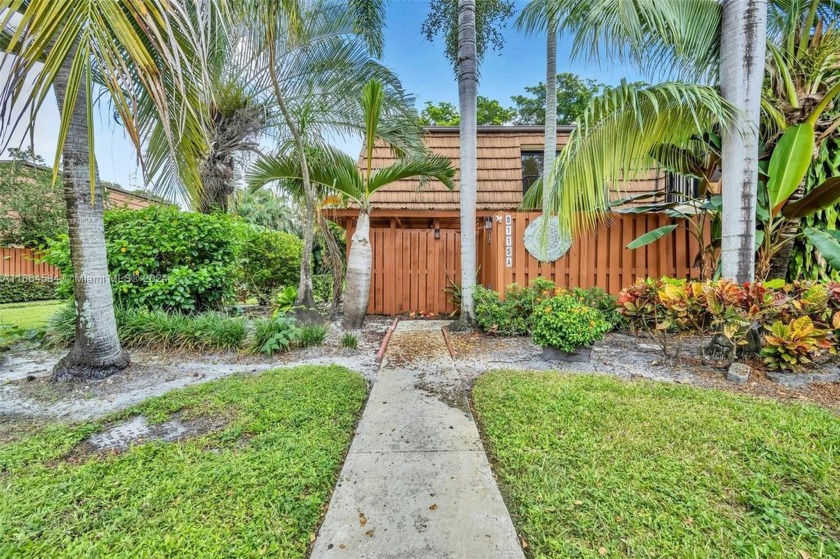 This beautiful townhome in Pine Island Ridge was completely - Beach Townhome/Townhouse for sale in Davie, Florida on Beachhouse.com