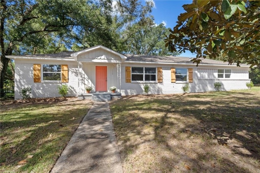 Welcome to the Bellewood subdivision! This freshly updated 4 - Beach Home for sale in Mobile, Alabama on Beachhouse.com