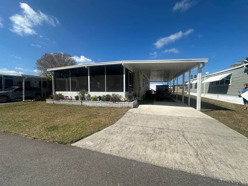 Don't miss out on this one! Spacious 2 bedroom home now - Beach Home for sale in Nokomis, Florida on Beachhouse.com