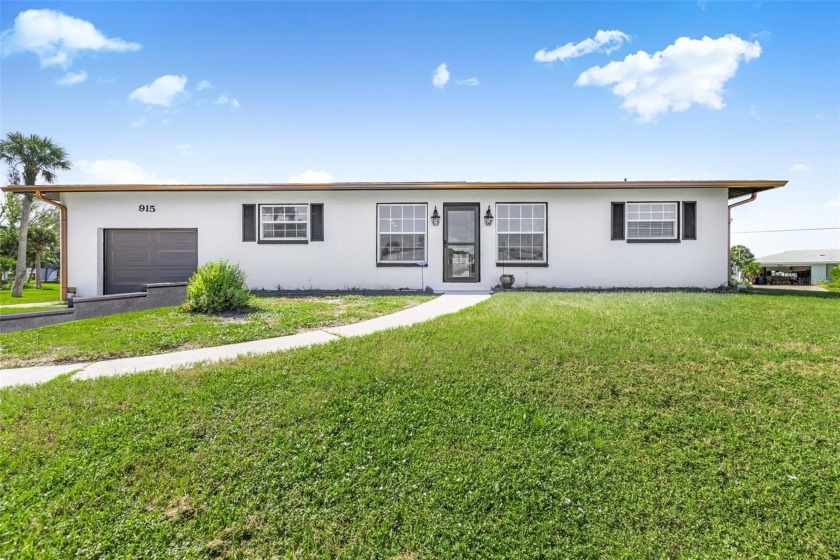 One or more photo(s) has been virtually staged. There is the - Beach Home for sale in Englewood, Florida on Beachhouse.com