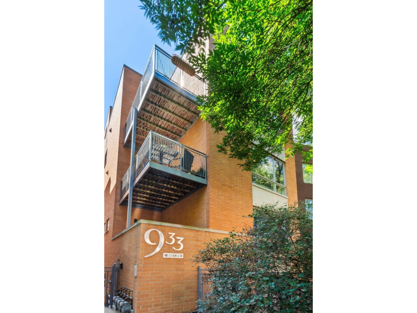 Coveted 3 bed/2 bath in the heart of treelined street in - Beach Condo for sale in Chicago, Illinois on Beachhouse.com