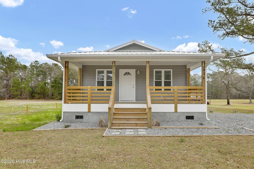 Take a look at the cutest cottage in Holly Ridge! A covered - Beach Home for sale in Holly Ridge, North Carolina on Beachhouse.com