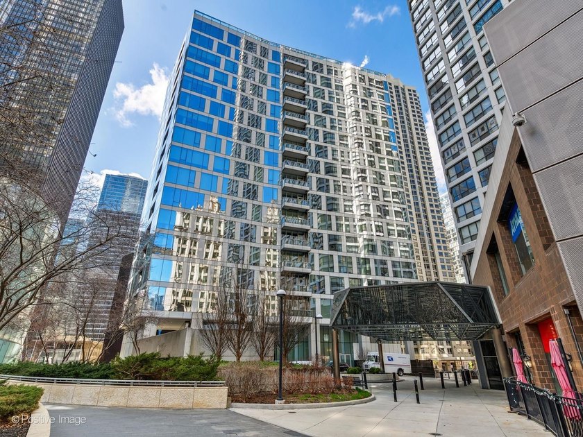 Spectacular 4bed/4.1 bath 3400 + sq. ft. home in one Chicago's - Beach Condo for sale in Chicago, Illinois on Beachhouse.com