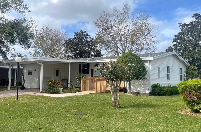 Delightful 2-Bed, 2-Bath Home with Lake Views in Aberdeen 55+ - Beach Home for sale in Ormond Beach, Florida on Beachhouse.com