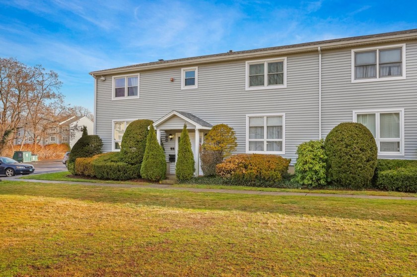 Crisp, Clean... feels like new! Sunshine flows through this - Beach Condo for sale in Milford, Connecticut on Beachhouse.com