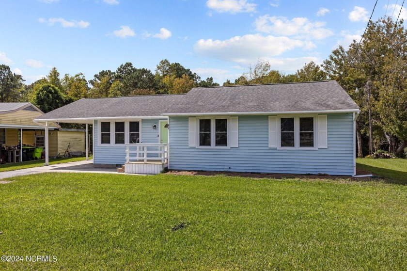 Welcome to your new waterfront home at 647 W Shore Dr in - Beach Home for sale in Swansboro, North Carolina on Beachhouse.com