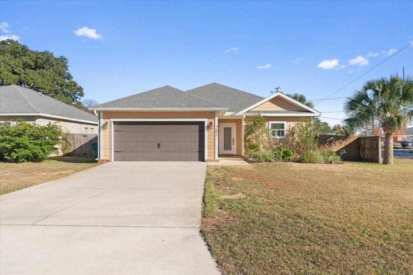 Move in Ready and sparkling clean!! Awesome location just 4 - Beach Home for sale in Mary Esther, Florida on Beachhouse.com