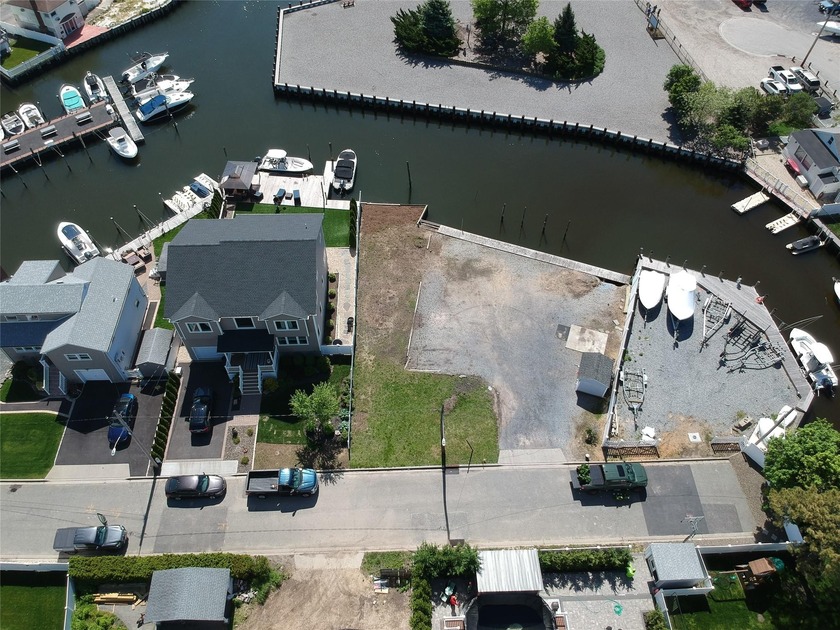 Waterfront Land for Sale in Seaford, NY Discover an exceptional - Beach Lot for sale in Seaford, New York on Beachhouse.com