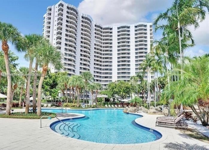 Beautiful unit in the heart of Aventura. Few blocks from - Beach Condo for sale in Aventura, Florida on Beachhouse.com