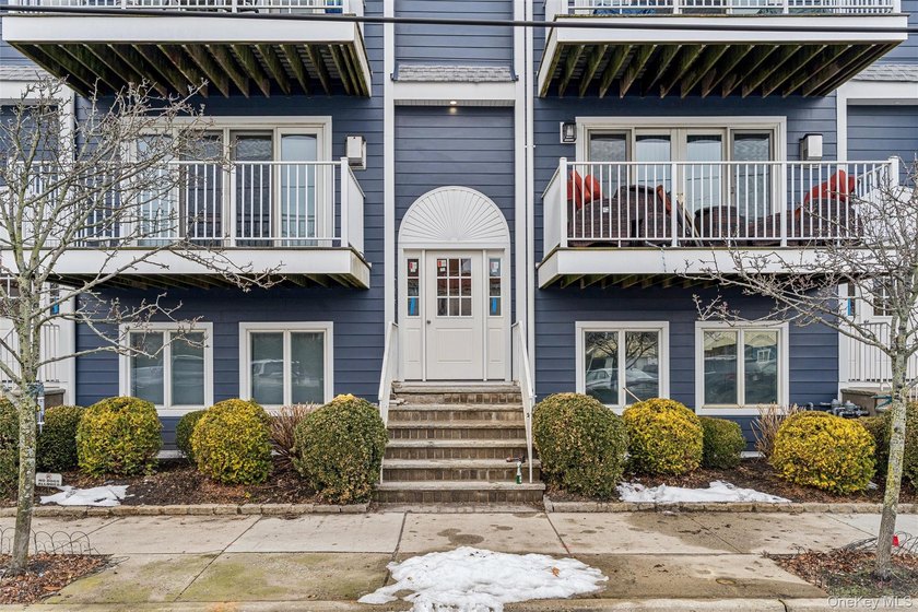 This charming two-bedroom, two-bathroom duplex townhouse offers - Beach Condo for sale in Long Beach, New York on Beachhouse.com