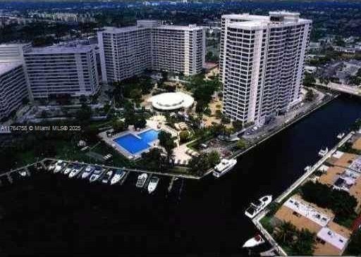 Exceptionally large. 1700 sq ft interior 2-2 split bedroom unit - Beach Condo for sale in Hallandale Beach, Florida on Beachhouse.com