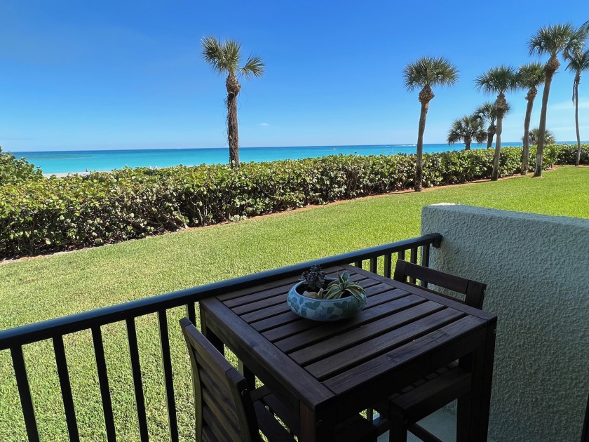 This spacious ocean end unit offers direct ocean views from its - Beach Condo for sale in Jupiter, Florida on Beachhouse.com