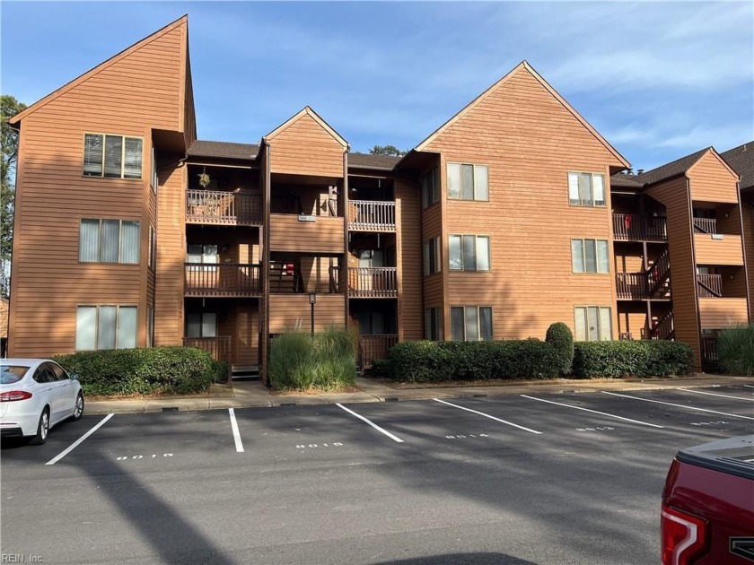 Large 3rd Floor condo with vaulted ceilings in the main living - Beach Home for sale in Virginia Beach, Virginia on Beachhouse.com