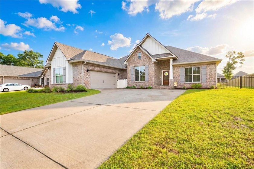 Move-in ready and beautifully maintained, this 4-bedroom, 3-bath - Beach Home for sale in Spanish Fort, Alabama on Beachhouse.com