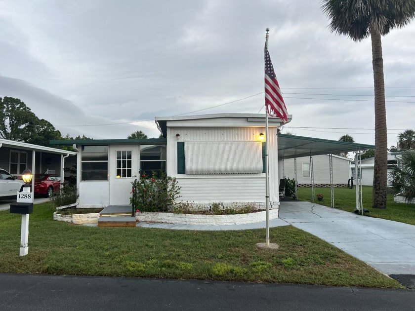 2 bedroom 1 bathroom home offering a spacious 11x28 Florida room - Beach Home for sale in Daytona Beach, Florida on Beachhouse.com