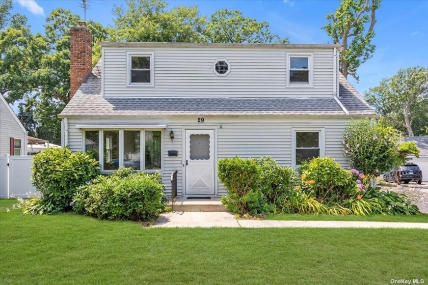 Welcome to this Sweet, Newly Renovated Cape in Glen Cove, with - Beach Home for sale in Glen Cove, New York on Beachhouse.com