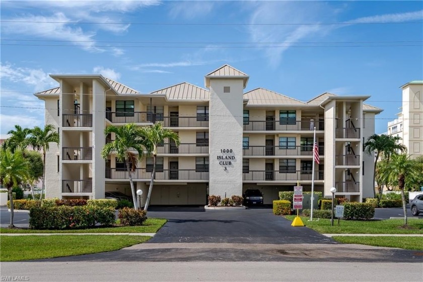 This charming and well-maintained end unit offers 2 spacious - Beach Condo for sale in Marco Island, Florida on Beachhouse.com