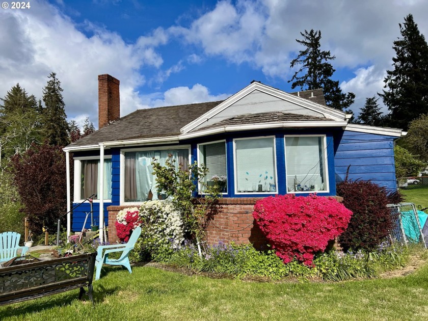 Calling all investors! 2/1 cottage with view of river. Detached - Beach Home for sale in Astoria, Oregon on Beachhouse.com