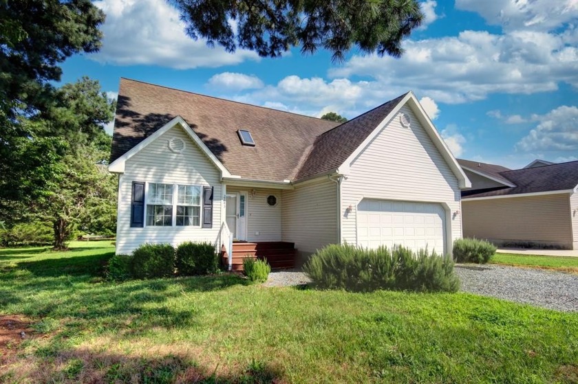 Step into charm and comfort with this beautiful 4 bed, 2.5 bath - Beach Home for sale in Greenbackville, Virginia on Beachhouse.com