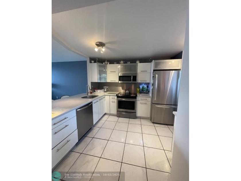 All renovated apartment with a great kitchen, and stainless - Beach Condo for sale in Miami, Florida on Beachhouse.com