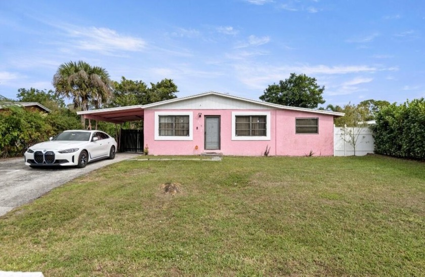 Welcome to this amazing 4 bedroom 1 bath 4th bedroom doesn't - Beach Home for sale in West Palm Beach, Florida on Beachhouse.com