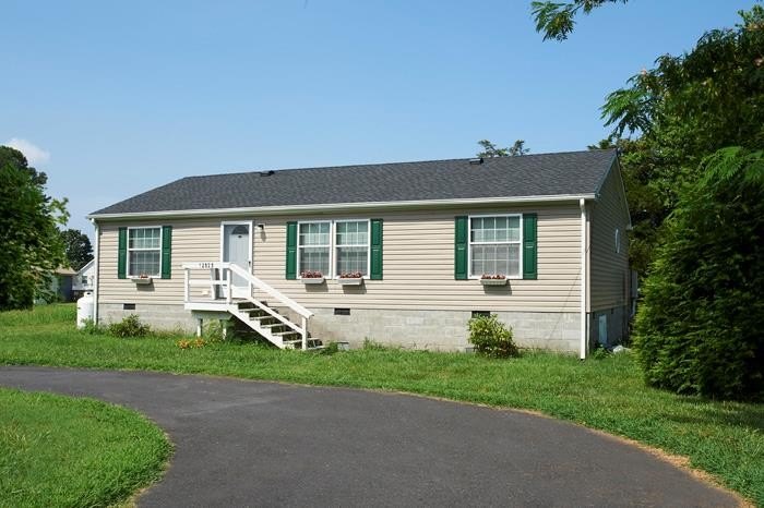 This delightful 3-BR, 2-Bath bayside residence is both clean and - Beach Home for sale in Painter, Virginia on Beachhouse.com