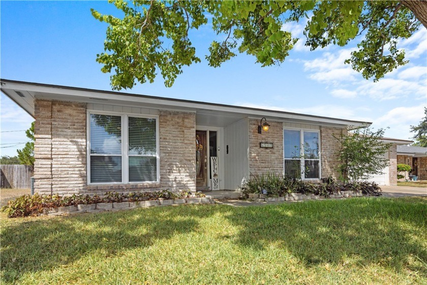 Spacious 4-bedroom, 2-bath home located in a desirable and quiet - Beach Home for sale in Corpus Christi, Texas on Beachhouse.com