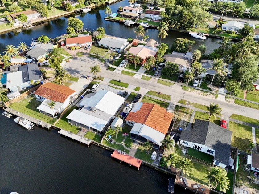 Hidden Gem! Welcome to your waterfront oasis, NO ASSOCIATION! - Beach Home for sale in Hollywood, Florida on Beachhouse.com