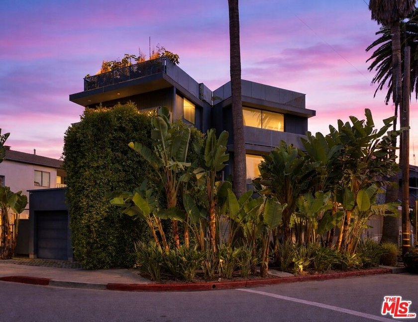 Architecturally striking and newly refreshed, this sophisticated - Beach Home for sale in Venice, California on Beachhouse.com