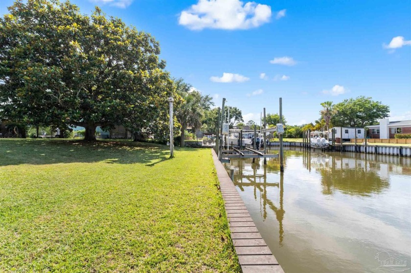 Meticulously maintained solid brick 3-bedroom, 2-bath - Beach Home for sale in Gulf Breeze, Florida on Beachhouse.com