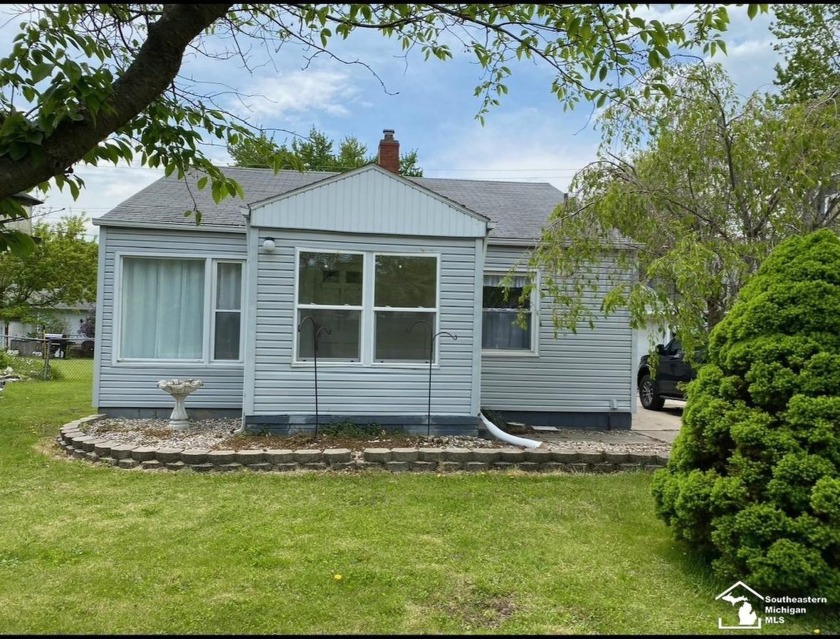 This cozy 2 bedroom, 1 bath home is a must see! This home - Beach Home for sale in Monroe, Michigan on Beachhouse.com