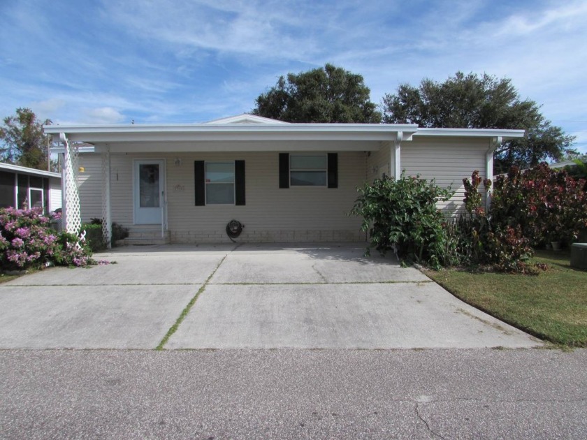 WELL MAINTAINED 2 BED 2 BATH PALM HARBOR WITH EXTENDED DRIVEWAY - Beach Home for sale in Trinity, Florida on Beachhouse.com